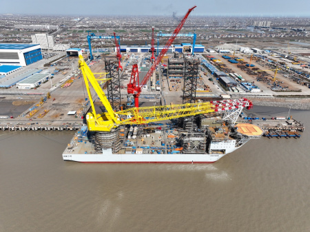 World’s largest Leg Encircling crane is installed on offshore jack-up - анонс